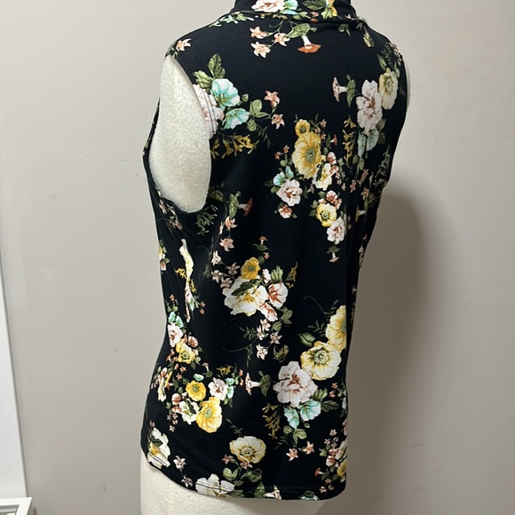 Sleeveless floral blouse - Picture 3 of 5